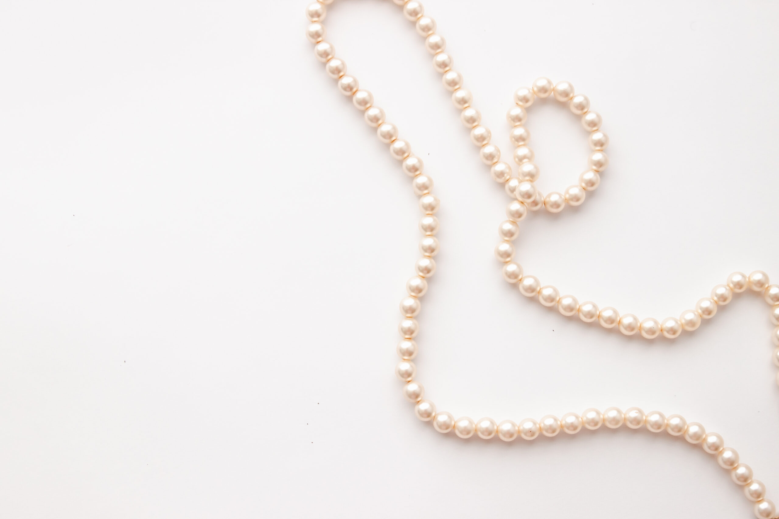 Pearls,On,White,Background,With,Copy,Space.,Necklace,Jewelry.